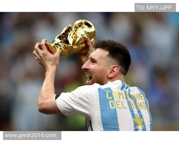 黑白光影下的绿茵传奇足球巨星风采写真