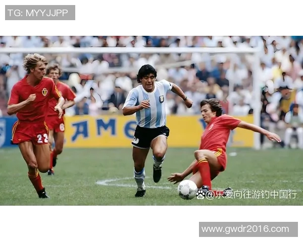 短发足球球星风采：简洁造型下的速度与力量之美